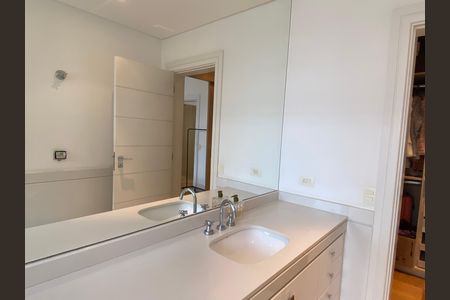 Casa à venda com 600m², 4 quartos e 8 vagas Casa à venda com 600m², 4 quartos e 8 vagasBanheiro da Suíte 2
