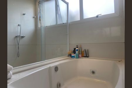 Casa à venda com 600m², 4 quartos e 8 vagas Casa à venda com 600m², 4 quartos e 8 vagasBanheiro da Suíte Master