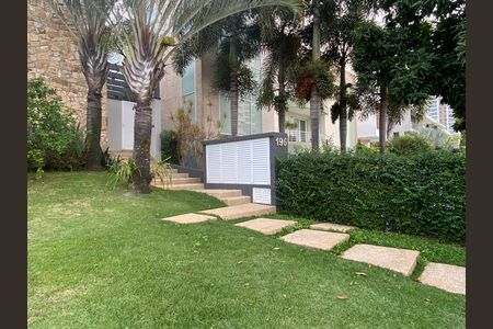 Casa à venda com 600m², 4 quartos e 8 vagas Casa à venda com 600m², 4 quartos e 8 vagasFachada
