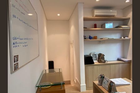 Casa à venda com 600m², 4 quartos e 8 vagas Casa à venda com 600m², 4 quartos e 8 vagasEscritório