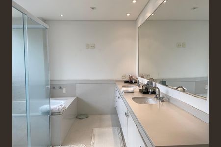 Casa à venda com 600m², 4 quartos e 8 vagas Casa à venda com 600m², 4 quartos e 8 vagasBanheiro da Suíte Master