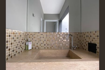Casa à venda com 600m², 4 quartos e 8 vagas Casa à venda com 600m², 4 quartos e 8 vagasBanheiro da área comum