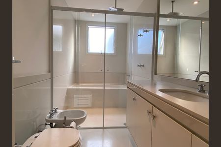 Casa à venda com 600m², 4 quartos e 8 vagas Casa à venda com 600m², 4 quartos e 8 vagasBanheiro da Suíte 2