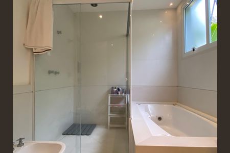 Casa à venda com 600m², 4 quartos e 8 vagas Casa à venda com 600m², 4 quartos e 8 vagasBanheiro da Suíte 2