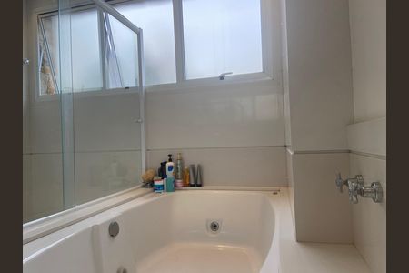 Casa à venda com 600m², 4 quartos e 8 vagas Casa à venda com 600m², 4 quartos e 8 vagasBanheiro da Suíte Master