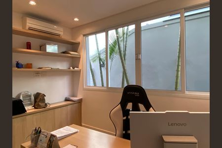 Casa à venda com 600m², 4 quartos e 8 vagas Casa à venda com 600m², 4 quartos e 8 vagasEscritório