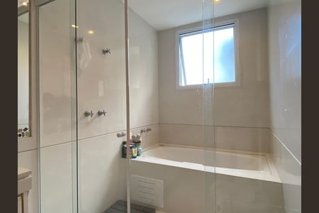 Casa à venda com 600m², 4 quartos e 8 vagas Casa à venda com 600m², 4 quartos e 8 vagasBanheiro da Suíte 1