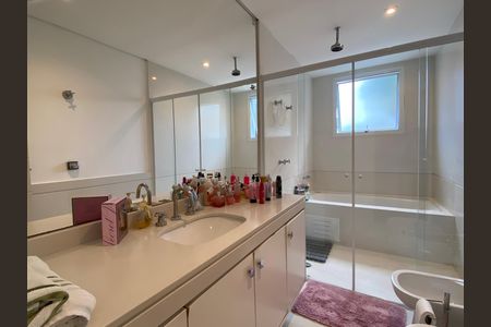 Casa à venda com 600m², 4 quartos e 8 vagas Casa à venda com 600m², 4 quartos e 8 vagasBanheiro da Suíte 1