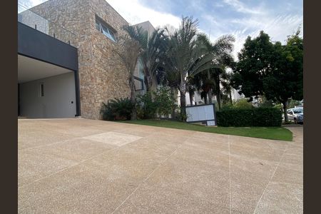 Casa à venda com 600m², 4 quartos e 8 vagas Casa à venda com 600m², 4 quartos e 8 vagasFachada