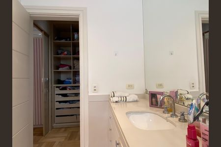 Casa à venda com 600m², 4 quartos e 8 vagas Casa à venda com 600m², 4 quartos e 8 vagasBanheiro da Suíte 1