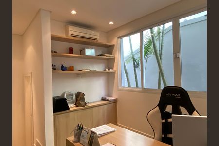 Casa à venda com 600m², 4 quartos e 8 vagas Casa à venda com 600m², 4 quartos e 8 vagasEscritório