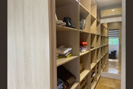 Casa à venda com 600m², 4 quartos e 8 vagas Casa à venda com 600m², 4 quartos e 8 vagasSuíte master - closet