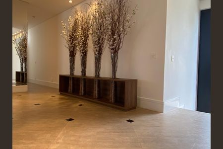 Casa à venda com 600m², 4 quartos e 8 vagas Casa à venda com 600m², 4 quartos e 8 vagasHall de entrada