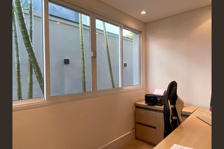 Casa à venda com 600m², 4 quartos e 8 vagas Casa à venda com 600m², 4 quartos e 8 vagasEscritório