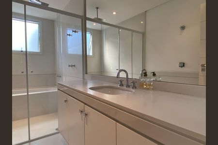 Casa à venda com 600m², 4 quartos e 8 vagas Casa à venda com 600m², 4 quartos e 8 vagasBanheiro da Suíte 2