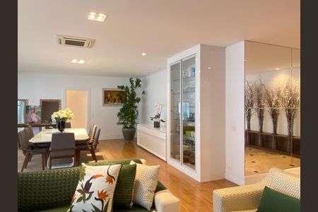 Casa à venda com 600m², 4 quartos e 8 vagas Casa à venda com 600m², 4 quartos e 8 vagasSala
