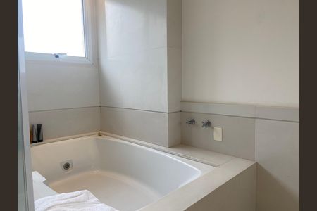 Casa à venda com 600m², 4 quartos e 8 vagas Casa à venda com 600m², 4 quartos e 8 vagasBanheiro da Suíte Master