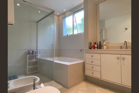 Casa à venda com 600m², 4 quartos e 8 vagas Casa à venda com 600m², 4 quartos e 8 vagasBanheiro da Suíte 2