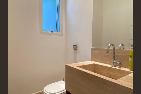 Casa à venda com 600m², 4 quartos e 8 vagas Casa à venda com 600m², 4 quartos e 8 vagasBanheiro social