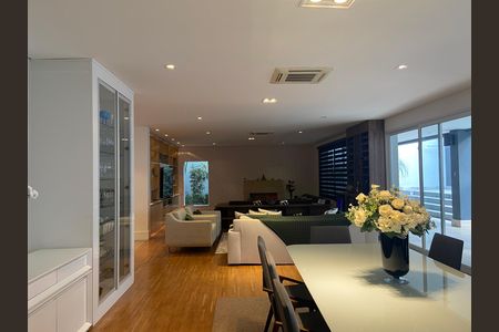 Casa à venda com 600m², 4 quartos e 8 vagas Casa à venda com 600m², 4 quartos e 8 vagasSala