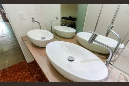 Casa para alugar com 381m², 5 quartos e 4 vagas Casa para alugar com 381m², 5 quartos e 4 vagasSuíte - Banheiro - Casa 1