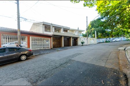Casa para alugar com 381m², 5 quartos e 4 vagas Casa para alugar com 381m², 5 quartos e 4 vagasFachada