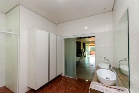 Casa para alugar com 381m², 5 quartos e 4 vagas Casa para alugar com 381m², 5 quartos e 4 vagasSuíte - Banheiro - Casa 1