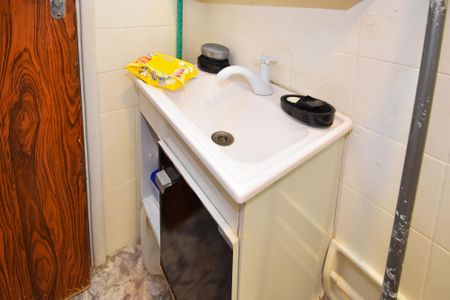 Banheiro social de kitnet/studio à venda com 1 quarto, 31m² em Cerqueira César, São Paulo