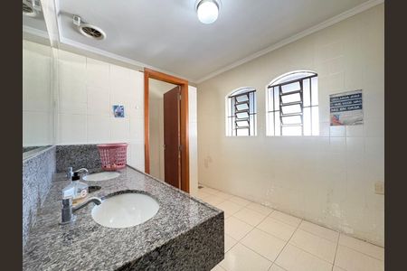 Casa à venda com 410m², 3 quartos e 2 vagasBanheiro 1