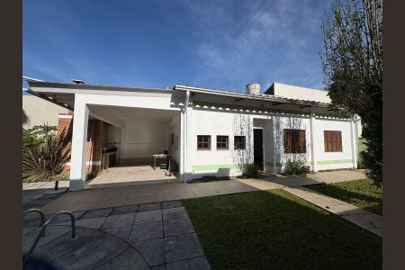 Casa à venda com 410m², 3 quartos e 2 vagasFundos- salão de festas 