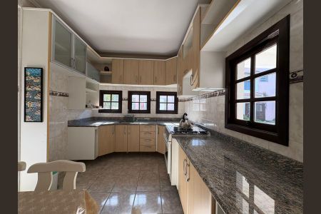 Casa à venda com 410m², 3 quartos e 2 vagasFundos- salão de festas 