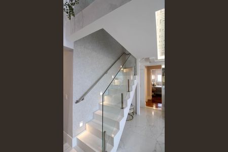 Apartamento para alugar com 200m², 4 quartos e 3 vagas Apartamento para alugar com 200m², 4 quartos e 3 vagasEscada