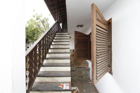 Casa para alugar com 250m², 4 quartos e 3 vagasEscada