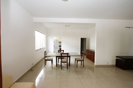 Casa para alugar com 250m², 4 quartos e 3 vagasSala