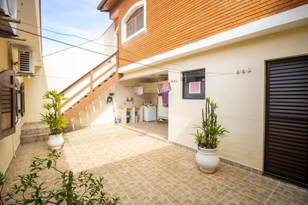 Casa à venda com 224m², 3 quartos e 6 vagas Casa à venda com 224m², 3 quartos e 6 vagasQuintal