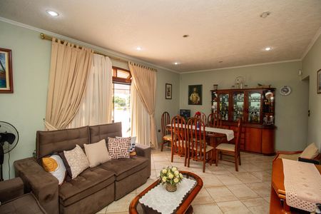 Casa à venda com 224m², 3 quartos e 6 vagas Casa à venda com 224m², 3 quartos e 6 vagasSala