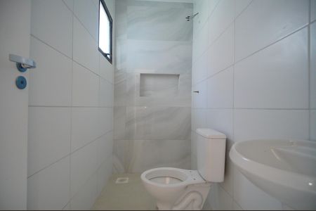 Casa à venda com 58m², 3 quartos e 2 vagasBanheiro social