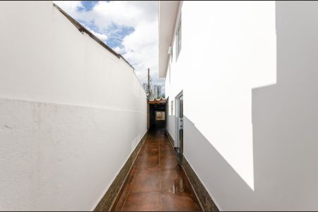 Casa à venda com 180m², 3 quartos e 2 vagas Casa à venda com 180m², 3 quartos e 2 vagasCorredor externo