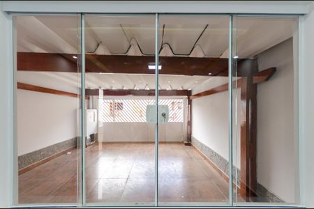 Casa à venda com 180m², 3 quartos e 2 vagas Casa à venda com 180m², 3 quartos e 2 vagasSala - Janela
