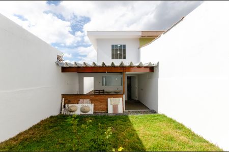 Casa à venda com 180m², 3 quartos e 2 vagas Casa à venda com 180m², 3 quartos e 2 vagasQuintal