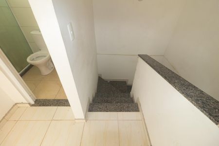 Casa de condomínio para alugar com 84m², 2 quartos e 1 vagaEscada