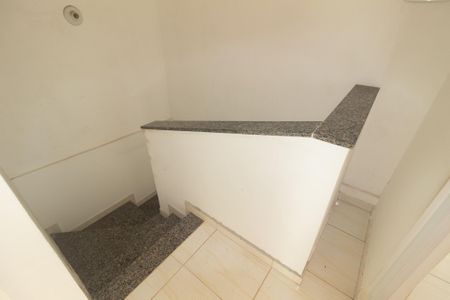 Casa de condomínio para alugar com 84m², 2 quartos e 1 vagaEscada