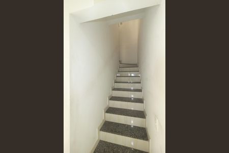Casa de condomínio para alugar com 84m², 2 quartos e 1 vagaEscada