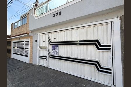 Casa à venda com 236m², 5 quartos e 2 vagas Casa à venda com 236m², 5 quartos e 2 vagasfachada