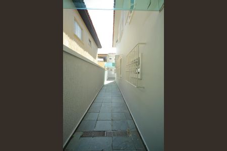 Casa à venda com 236m², 5 quartos e 2 vagasCorredor lateral 