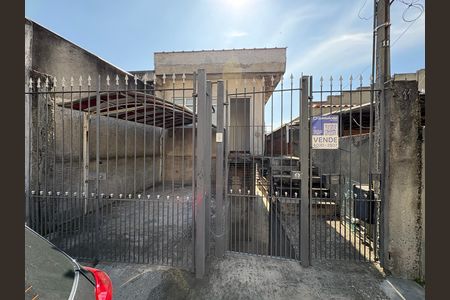 Casa à venda com 170m², 3 quartos e 1 vaga Casa à venda com 170m², 3 quartos e 1 vagaFachada