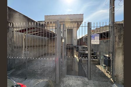 Casa à venda com 170m², 3 quartos e 1 vaga Casa à venda com 170m², 3 quartos e 1 vagaFachada