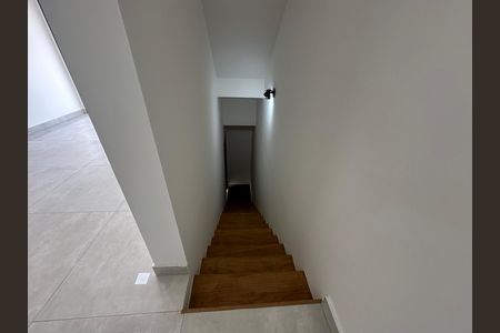 Casa de condomínio à venda com 171m², 3 quartos e 2 vagasEscada