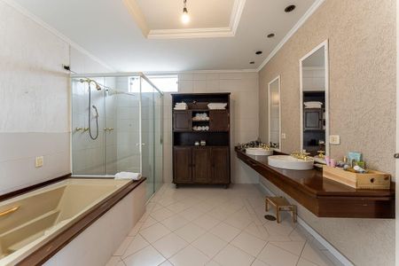 Casa de condomínio à venda com 720m², 2 quartos e 5 vagas Casa de condomínio à venda com 720m², 2 quartos e 5 vagasBanheiro