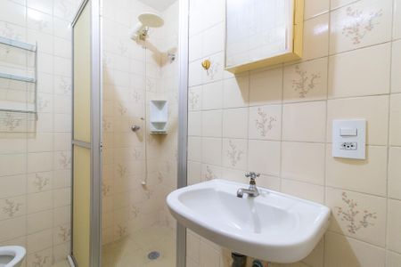 Banheiro de apartamento à venda com 1 quarto, 48m² em Vila Lidia, Campinas
